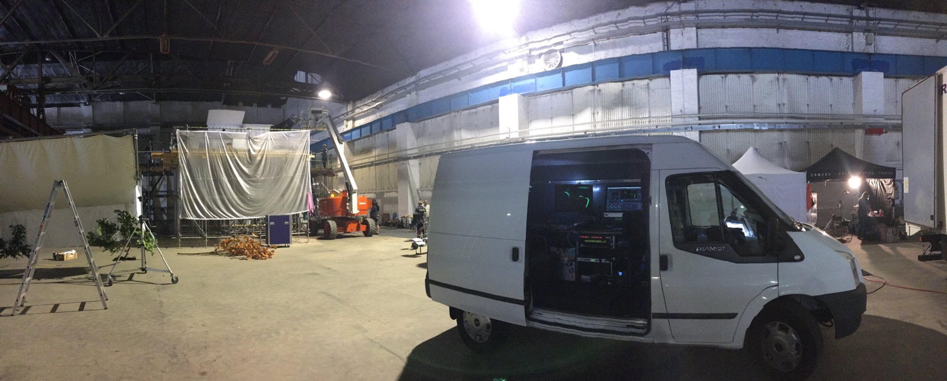 Le fourgon garé dans un hangar de studio